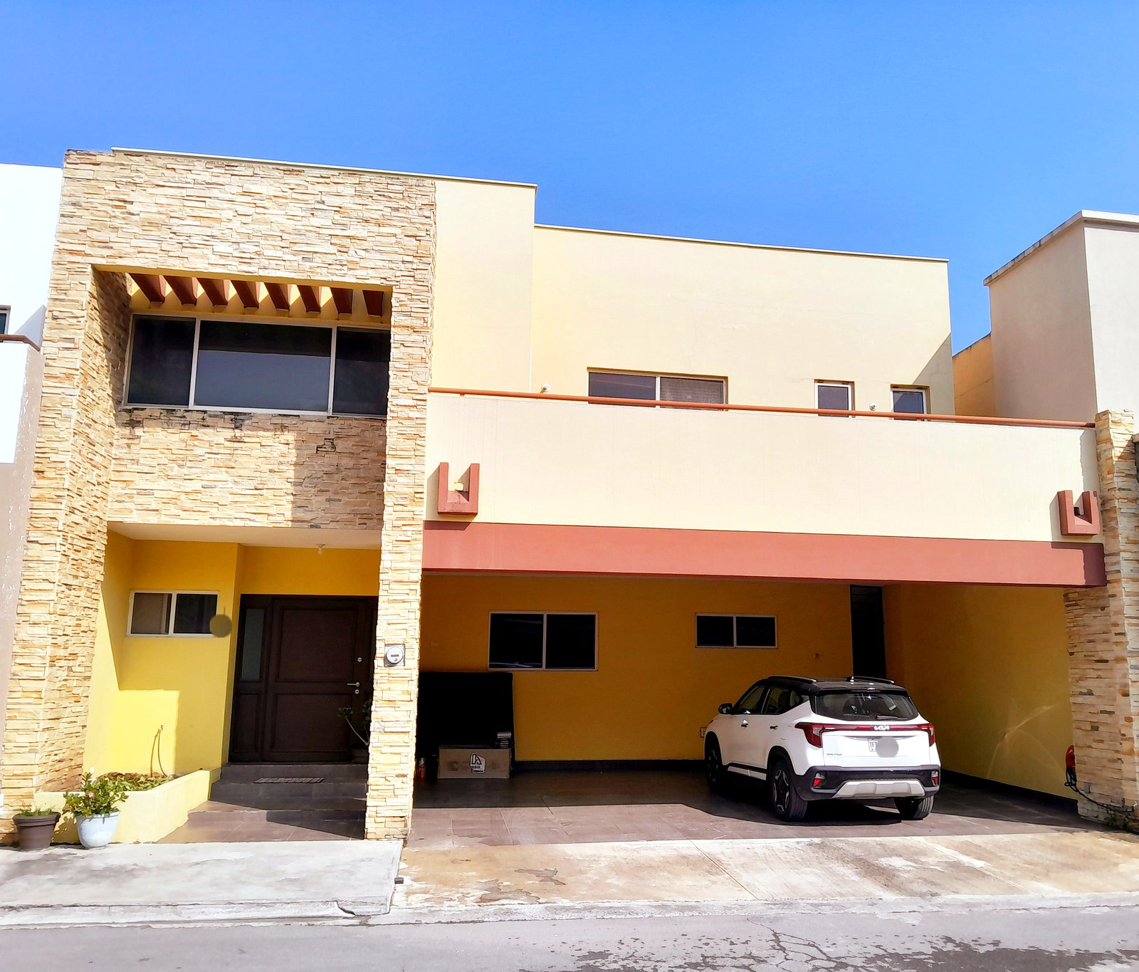 Residencia Familiar — Carretera Nacional